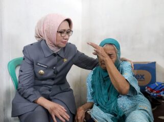 Mbah Buati dan Bupati Lumajang, Indah Amperawati. (Foto: Asmadi)