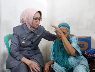 Mbah Buati dan Bupati Lumajang, Indah Amperawati. (Foto: Asmadi)