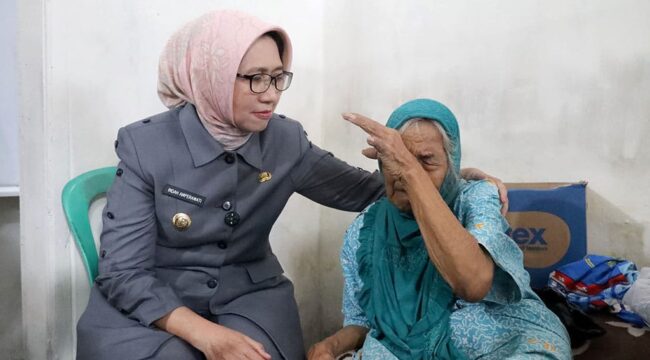 Mbah Buati dan Bupati Lumajang, Indah Amperawati. (Foto: Asmadi)