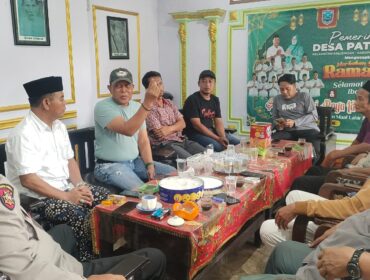 CEK: Ketua Satgas Anti Miras Kabupaten Probolinggo, Sugeng Wiyanto (bertopi) bersama sejumlah pihak terkait saat diskusi di rumah Kepala Desa Patemon, Kecamatan Krejengan. (foto: Ali Ya'lu).