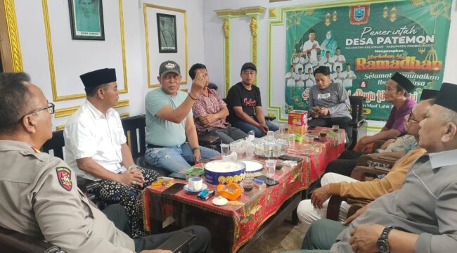 CEK: Ketua Satgas Anti Miras Kabupaten Probolinggo, Sugeng Wiyanto (bertopi) bersama sejumlah pihak terkait saat diskusi di rumah Kepala Desa Patemon, Kecamatan Krejengan. (foto: Ali Ya'lu).