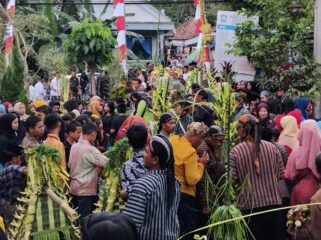 Arak-arakan 43 gunungan hasil bumi Desa Senduro (Foto: Asmadi). 