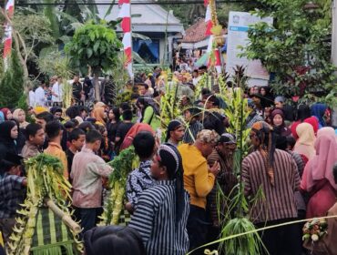 Arak-arakan 43 gunungan hasil bumi Desa Senduro (Foto: Asmadi). 