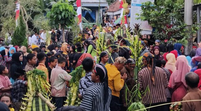 Arak-arakan 43 gunungan hasil bumi Desa Senduro (Foto: Asmadi). 