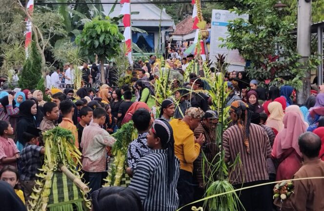
					Arak-arakan 43 gunungan hasil bumi Desa Senduro (Foto: Asmadi). 