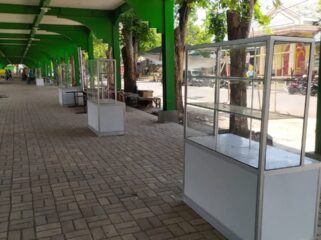DIRELOKASI: Lapak PKL di area pujasera Alun-alun Kota Probolinggo, juga bakal dipindah seiring penataan ulang kawasan tersebut. (foto: istimewa).
