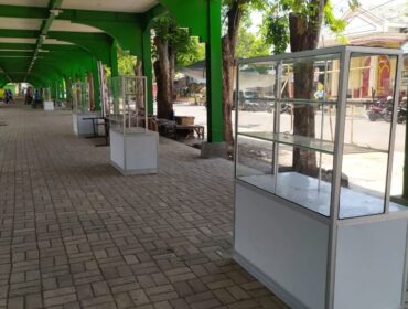 DIRELOKASI: Lapak PKL di area pujasera Alun-alun Kota Probolinggo, juga bakal dipindah seiring penataan ulang kawasan tersebut. (foto: istimewa).
