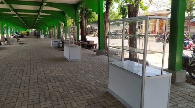DIRELOKASI: Lapak PKL di area pujasera Alun-alun Kota Probolinggo, juga bakal dipindah seiring penataan ulang kawasan tersebut. (foto: istimewa).
