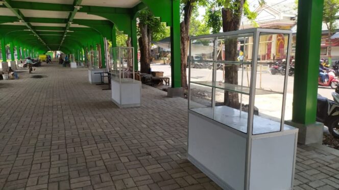 
					DIRELOKASI: Lapak PKL di area pujasera Alun-alun Kota Probolinggo, juga bakal dipindah seiring penataan ulang kawasan tersebut. (foto: istimewa).
