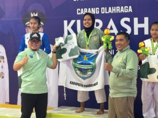 MEMBANGGAKAN: Atlet Kurash Kabupaten Probolinggo saat menerima piagam penghargaan usai meraih medali emas dan perunggu dalam Porprov Jatim 2025 di Malang. (foto: istimewa)