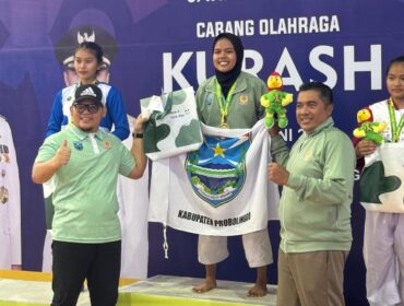 MEMBANGGAKAN: Atlet Kurash Kabupaten Probolinggo saat menerima piagam penghargaan usai meraih medali emas dan perunggu dalam Porprov Jatim 2025 di Malang. (foto: istimewa)