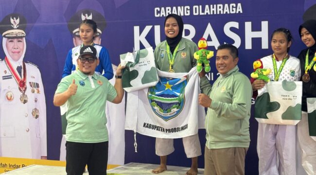 MEMBANGGAKAN: Atlet Kurash Kabupaten Probolinggo saat menerima piagam penghargaan usai meraih medali emas dan perunggu dalam Porprov Jatim 2025 di Malang. (foto: istimewa)