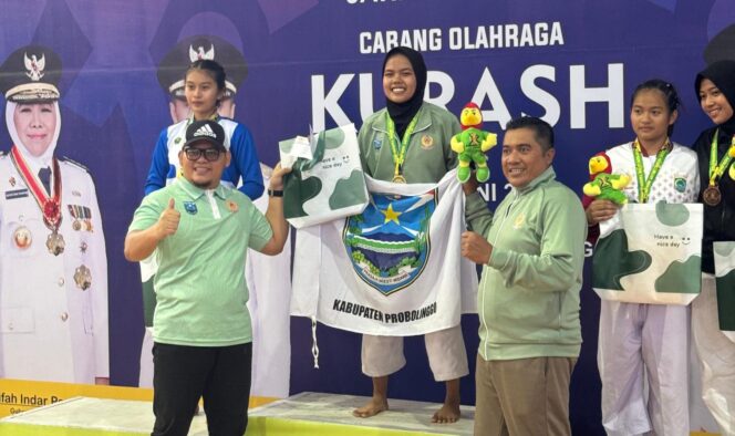 
					MEMBANGGAKAN: Atlet Kurash Kabupaten Probolinggo saat menerima piagam penghargaan usai meraih medali emas dan perunggu dalam Porprov Jatim 2025 di Malang. (foto: istimewa)