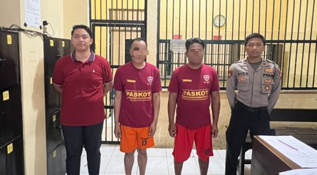 Dua tersangka kasus pengiriman TKI ilegal.
