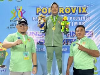BERPRESTASI: Atlet Kick Boxing, Layla Ramadhani Yusgianti, diatas podium ditemani Wakil Ketua KONI Kab. Probolinggo, Gus Ahmad Syamsul Askandar. (foto: istimewa)..