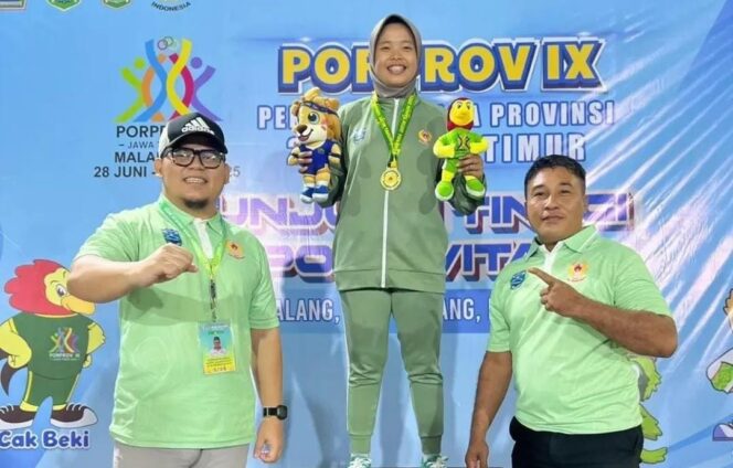 
					BERPRESTASI: Atlet Kick Boxing, Layla Ramadhani Yusgianti, diatas podium ditemani Wakil Ketua KONI Kab. Probolinggo, Gus Ahmad Syamsul Askandar. (foto: istimewa)..