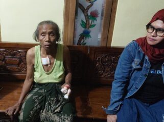 TERLUKA: Korban pelemparan bondet, SULIHA (92) saat berada di rumah Kepala Desa Sumberejo, Kec. Tongas, Kab. Probolinggo, usai dilempari bondet oleh orang tak dikenal. (foto: Hafiz Rozani)