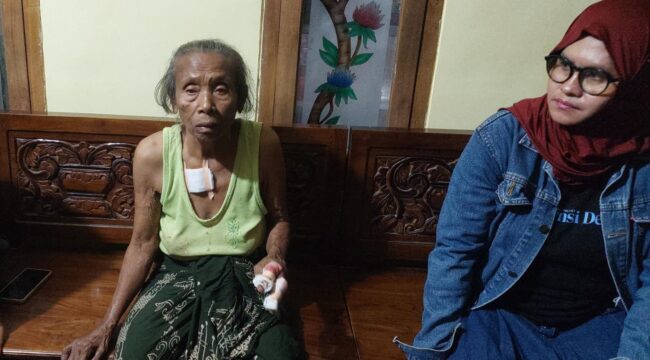 TERLUKA: Korban pelemparan bondet, SULIHA (92) saat berada di rumah Kepala Desa Sumberejo, Kec. Tongas, Kab. Probolinggo, usai dilempari bondet oleh orang tak dikenal. (foto: Hafiz Rozani)