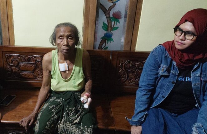 
					TERLUKA: Korban pelemparan bondet, SULIHA (92) saat berada di rumah Kepala Desa Sumberejo, Kec. Tongas, Kab. Probolinggo, usai dilempari bondet oleh orang tak dikenal. (foto: Hafiz Rozani)