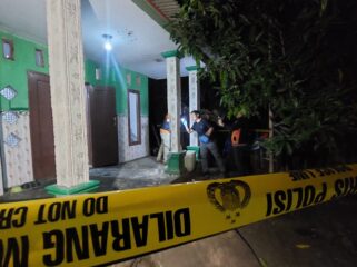 OLAH TKP: Polisi melakukan oleh TKP di rumah Suliha (92), Desa Sumberejo, Kec. Tongas, Kab. Probolinggo, pasca terjadi lemparan bondet. (foto: Hafiz Rozani).