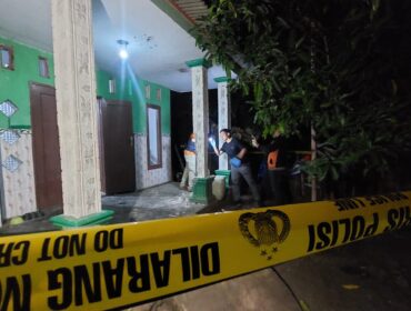 OLAH TKP: Polisi melakukan oleh TKP di rumah Suliha (92), Desa Sumberejo, Kec. Tongas, Kab. Probolinggo, pasca terjadi lemparan bondet. (foto: Hafiz Rozani).