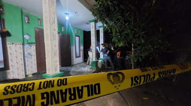 OLAH TKP: Polisi melakukan oleh TKP di rumah Suliha (92), Desa Sumberejo, Kec. Tongas, Kab. Probolinggo, pasca terjadi lemparan bondet. (foto: Hafiz Rozani).