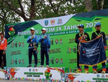 RAIH EMAS: Atlet Triathlon Kota Probolinggo usai mendapat kalung medali di Porprov Jatim 2025. (foto: istimewa)

