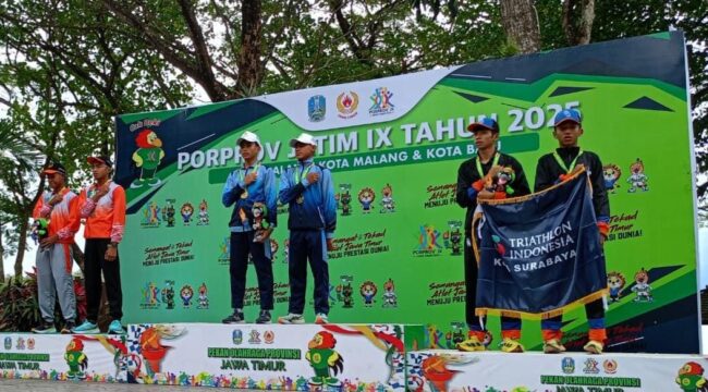 RAIH EMAS: Atlet Triathlon Kota Probolinggo usai mendapat kalung medali di Porprov Jatim 2025. (foto: istimewa)
