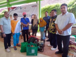 DISERAHKAN: Anggota DPR-RI Komisi VIII, Dini Rahmania (tengah) saat menyerahkan bantuan kepada penyandang disabilitas di Kota Probolinggo, Jum’at (27/6/25) pagi. (foto: Hafiz Rozani).
