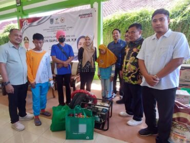 DISERAHKAN: Anggota DPR-RI Komisi VIII, Dini Rahmania (tengah) saat menyerahkan bantuan kepada penyandang disabilitas di Kota Probolinggo, Jum’at (27/6/25) pagi. (foto: Hafiz Rozani).