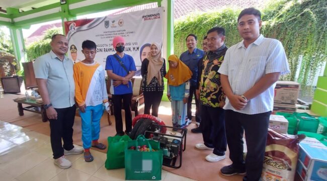 DISERAHKAN: Anggota DPR-RI Komisi VIII, Dini Rahmania (tengah) saat menyerahkan bantuan kepada penyandang disabilitas di Kota Probolinggo, Jum’at (27/6/25) pagi. (foto: Hafiz Rozani).