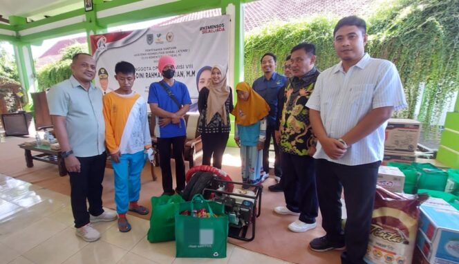
					DISERAHKAN: Anggota DPR-RI Komisi VIII, Dini Rahmania (tengah) saat menyerahkan bantuan kepada penyandang disabilitas di Kota Probolinggo, Jum’at (27/6/25) pagi. (foto: Hafiz Rozani).