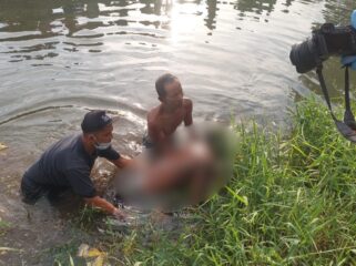 HEBOH: Polisi dibantu warga evakuasi jasad korban dari Sungai Brantas, Kota Probolinggo. (foto: Hafiz Rozani).
