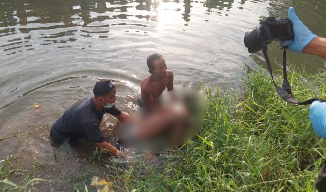 
					HEBOH: Polisi dibantu warga evakuasi jasad korban dari Sungai Brantas, Kota Probolinggo. (foto: Hafiz Rozani).
