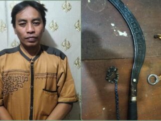 DITANGKAP: Antono saat diamankan di Mapolsek Gading, Kab. Probolinggo beserta barang buktinya. (foto: Polsek Gading).
