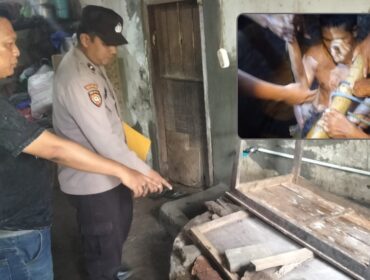 Polisi mendatangi TKP. Insert: Evakuasi M. Rifaldi dari dalam sumur tua di Dusun Krajan, Desa Ambal-Ambil. (Foto: Moh Rois)