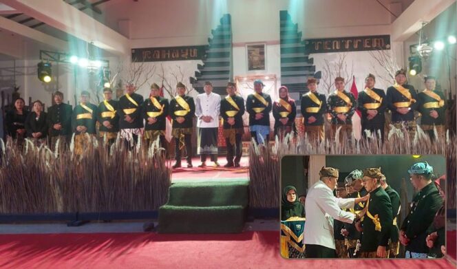 
					Sebanyak 13 pejabat dikukuhkan sebagai warga kehormatan Suku Tengger. Insert: Menteri Kebudayaan, Fadli Zon saat dikukuhkan menjadi warga kehormatan Suku Tengger. (Foto: Hafiz Rozani)
