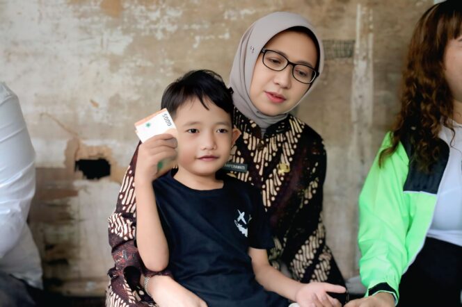 
					Bupati Lumajang, Indah Amperawati saat menjenguk Evan. (Foto: Asmadi).
