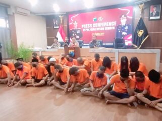DITANGKAP: Para tersangka kasus narkotika yang telah diamakan Polres Jember. (foto: Istimewa)