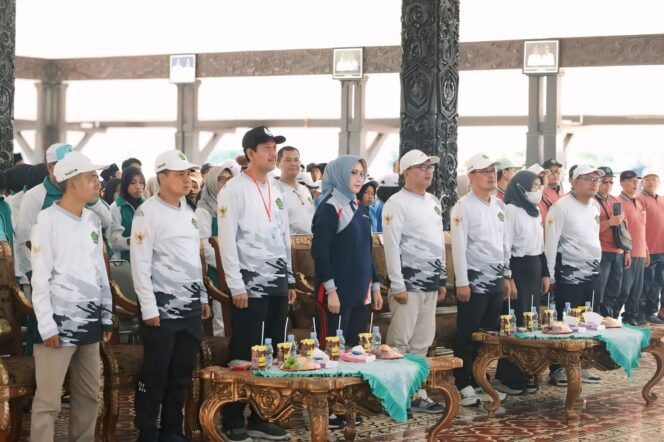 
					Kontingen Porseni Kabupaten Lumajang diberangkatkan ke Pekan Olahraga dan Seni (Porseni) Madrasah Provinsi Jawa Timur 2025 di Kabupaten Jember, 6-9 Juli 2025. (Foto: Asmadi).
