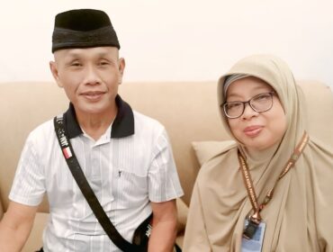 MENINGGAL: Almh. Maryati Kamijo Ponco Diryo (berkerudung coklat), jamaah haji asal Kota Probolinggo yang meninggal saat perjalanan pulang ke tanah air. (foto: istimewa).

