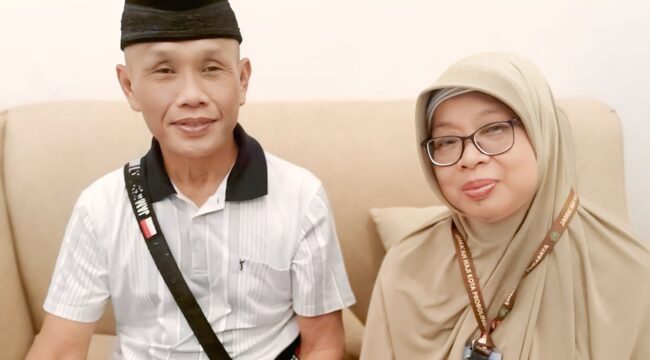 MENINGGAL: Almh. Maryati Kamijo Ponco Diryo (berkerudung coklat), jamaah haji asal Kota Probolinggo yang meninggal saat perjalanan pulang ke tanah air. (foto: istimewa).

