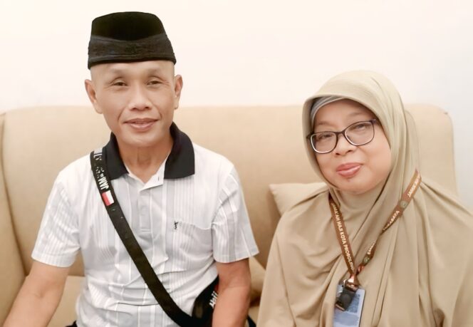 
					MENINGGAL: Almh. Maryati Kamijo Ponco Diryo (berkerudung coklat), jamaah haji asal Kota Probolinggo yang meninggal saat perjalanan pulang ke tanah air. (foto: istimewa).

