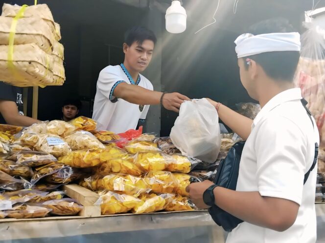 
					Pagi hari, ketika warga Bali berbelanja buat oleh-oleh (Foto: Asmadi).