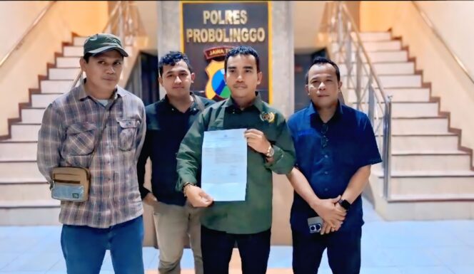 
					LAPORAN: Ketua PWI Probolinggo Raya, Babul Arifandhie, menunjukkan bukti penerimaan laporan dari Polres Probolinggo, Jum’at (12/7-25) petang. (foto: Ainul Jannah)

