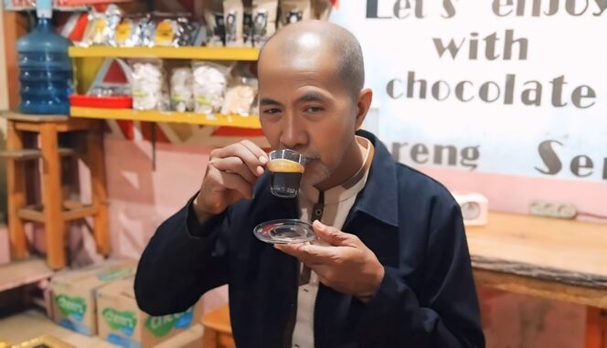 
					Pak Siswanto mempraktikkan cara meminum kopi dengan teknik uansut (Foto: Asmadi).