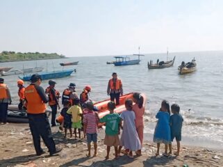 Pencarian korban tenggelam di perairan Lekok, Kabupaten Pasuruan. 