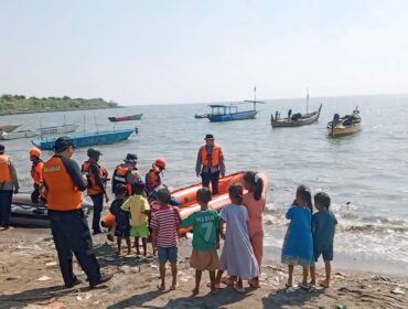 Pencarian korban tenggelam di perairan Lekok, Kabupaten Pasuruan. 