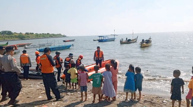 Pencarian korban tenggelam di perairan Lekok, Kabupaten Pasuruan. 
