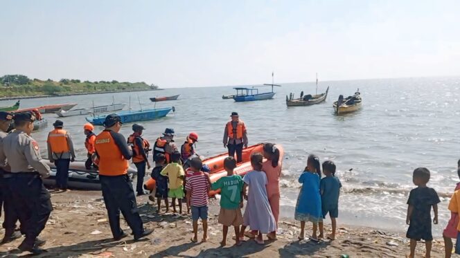 
					Pencarian korban tenggelam di perairan Lekok, Kabupaten Pasuruan. 